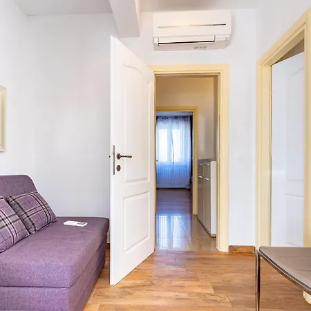 Castello Rezidence بيت للعطل